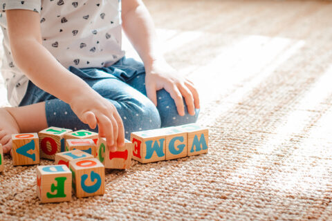 Un enfant joue avec des cubes