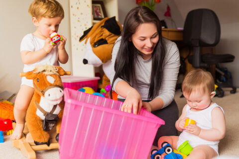 Une assistante maternelle à domicile