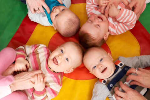 Bébés allongés sur un tapis d'éveil