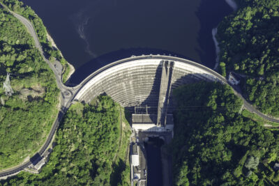 Bue aérienne du barrage de Bort-les-Orgues - Agrandir l'image 2 sur 5, fenêtre modale