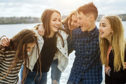Un groupe d'adolescents en train de rire