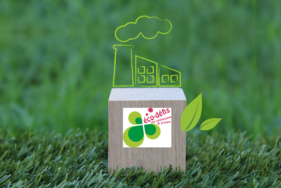 dessin d'une usine sur un socle en bois et logo des éco-défis des commerçants et artisans - Agrandir l'image, fenêtre modale