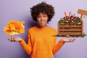 une femme se demande s'il faut mettre les peaux d'agrumes au composteur - Agrandir l'image, fenêtre modale