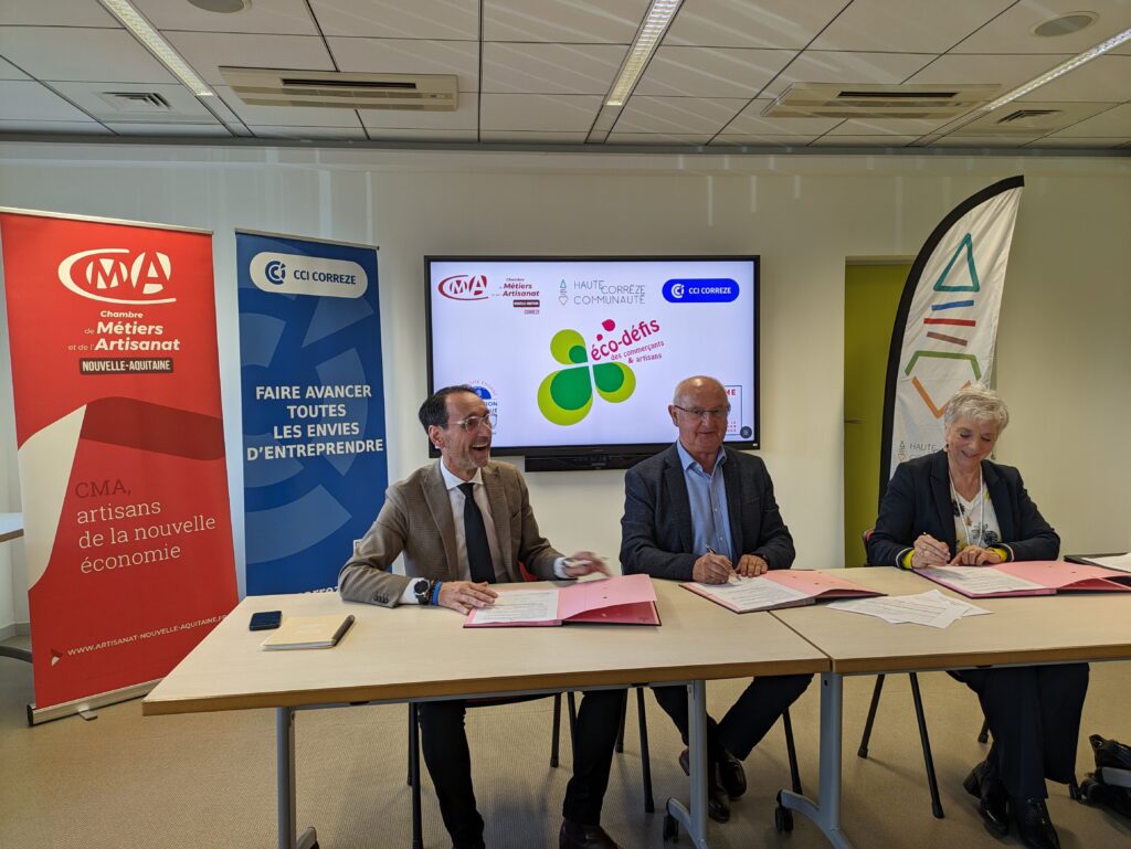 les partenaires signent la convention - Agrandir l'image, fenêtre modale