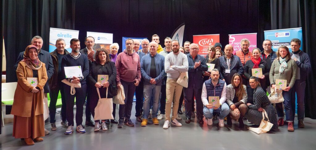 chefs d'entreprises sur scène recevant leurs trophées éco-défis - Agrandir l'image, fenêtre modale